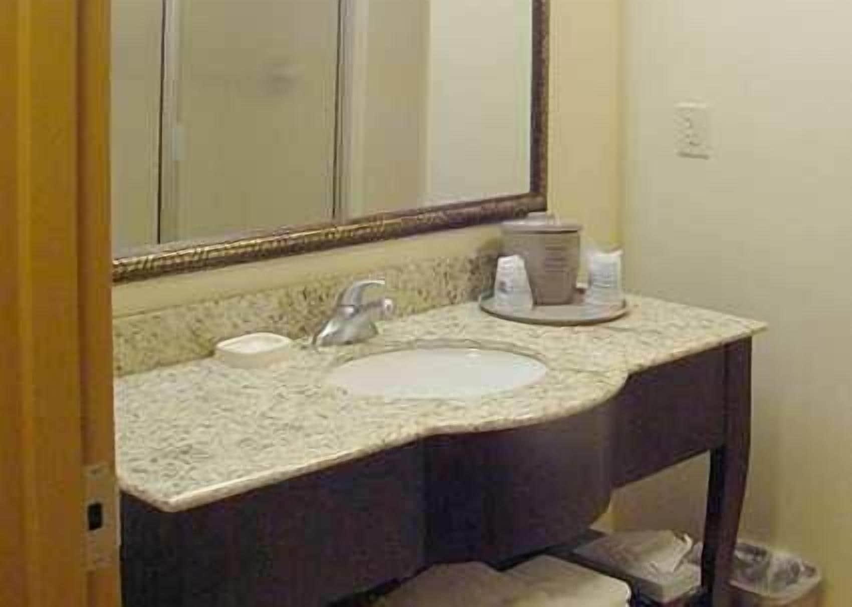 Hampton Inn & Suites Фредериксберг Экстерьер фото