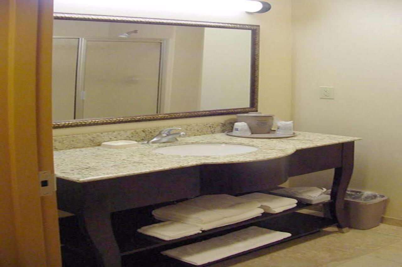 Hampton Inn & Suites Фредериксберг Экстерьер фото