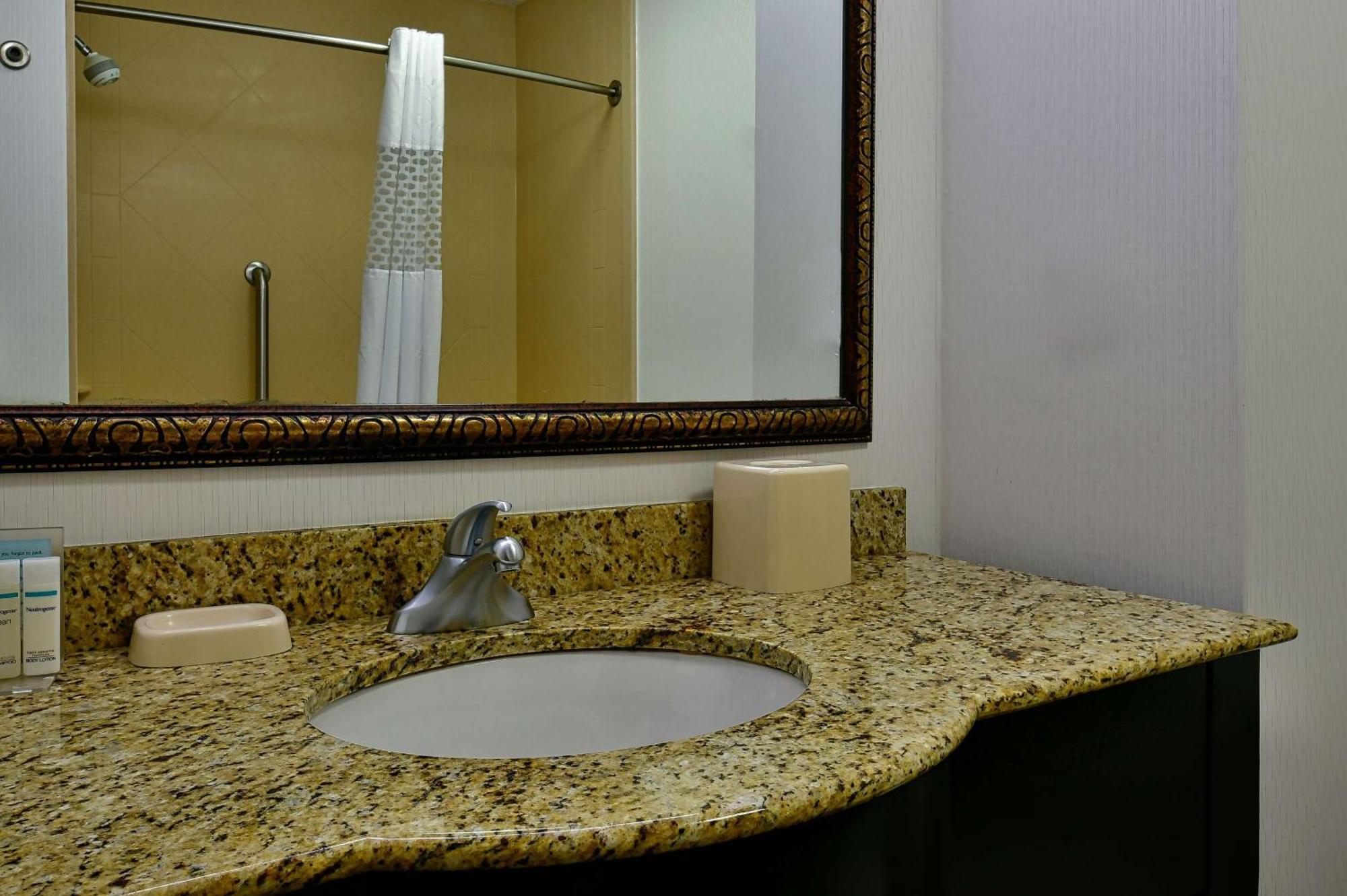 Hampton Inn & Suites Фредериксберг Экстерьер фото