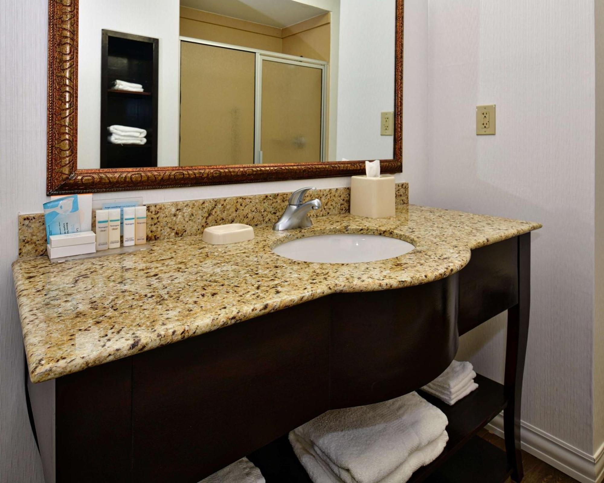 Hampton Inn & Suites Фредериксберг Экстерьер фото